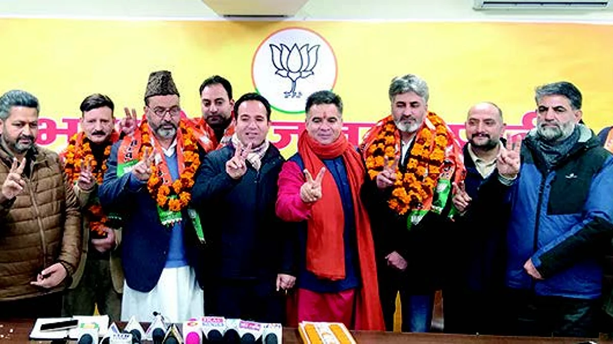 J&K BJP President formally welcomed the new entrants in a programme organised by party General Secretary Sunil Sharma.