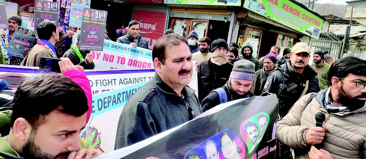 The government should set up sports complexes in every constituency to keep youngsters engaged in meaningful activities that would keep them away from drugs, Saraf said.