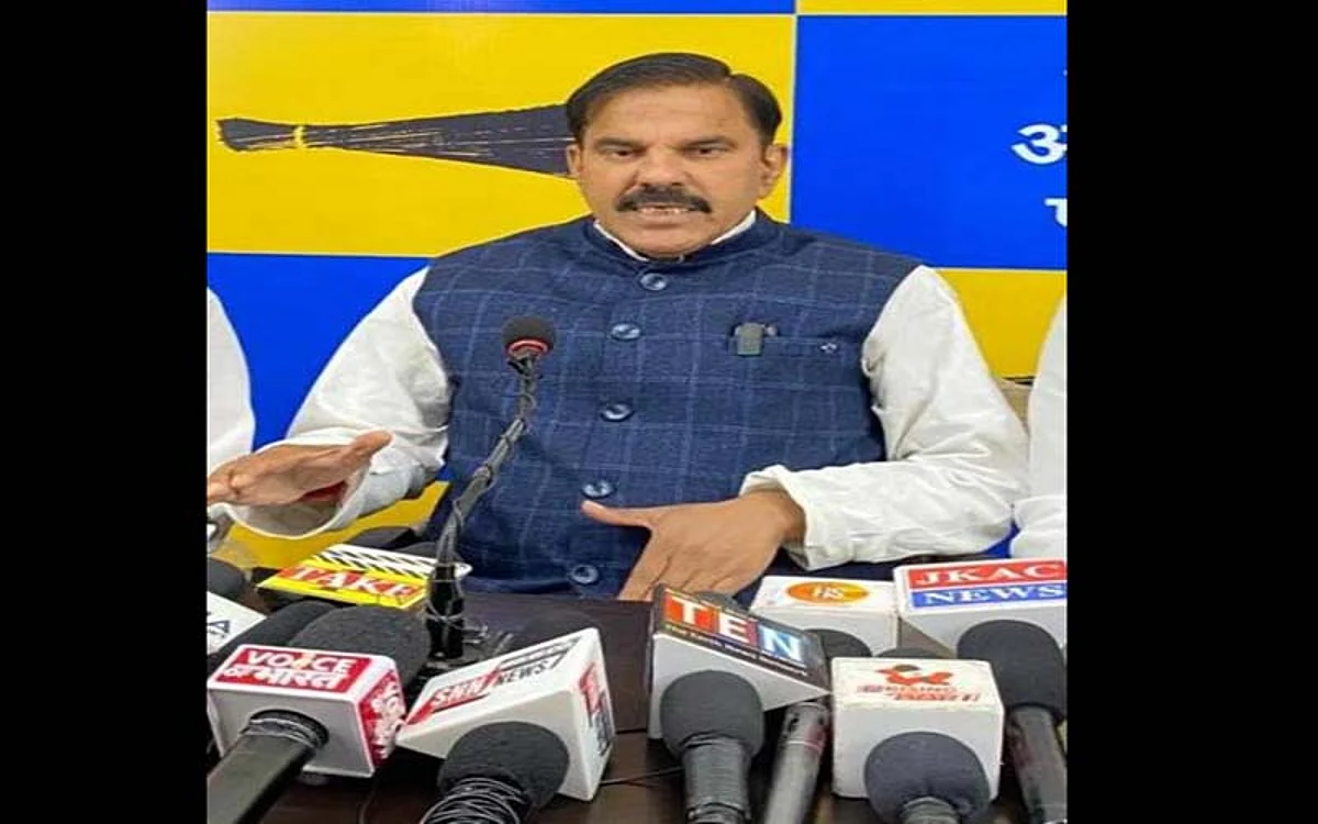 Evict Ex-ministers, MLAs from illegal encroachments before harassing poor farmers: AAP