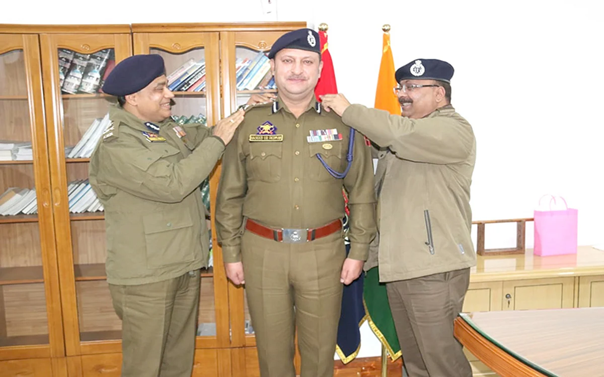 DGP decorates Haseeb-Ur-Rehman with DIG rank