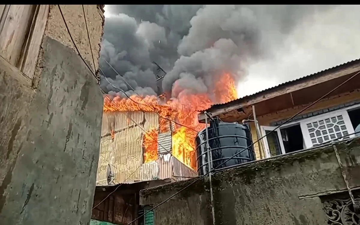 3 houses gutted in Baramulla