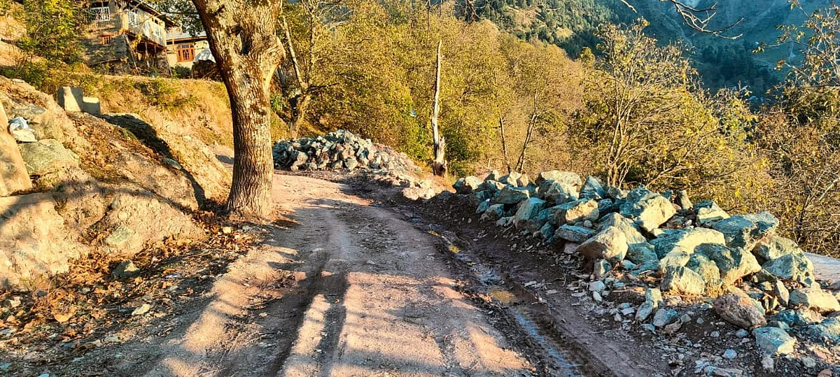Work on Uri road drags on for over 6 years