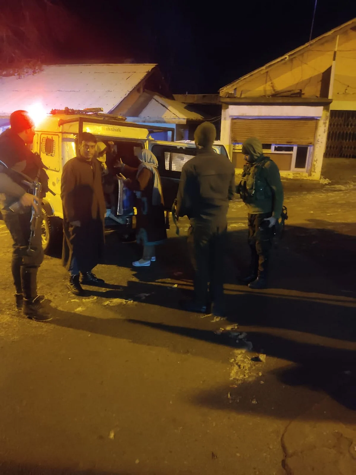 He said that a Police party of Police Station Khansahib facilitated 34 tourists up to Yarikhah and provided them necessary assistance.
