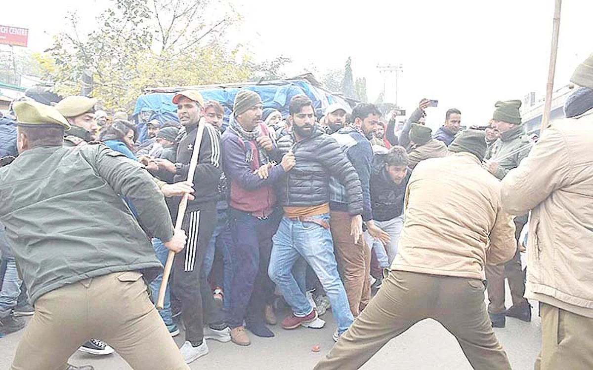 Police detain several Rehbar-e-Khel teachers protesting in Jammu for regularisation