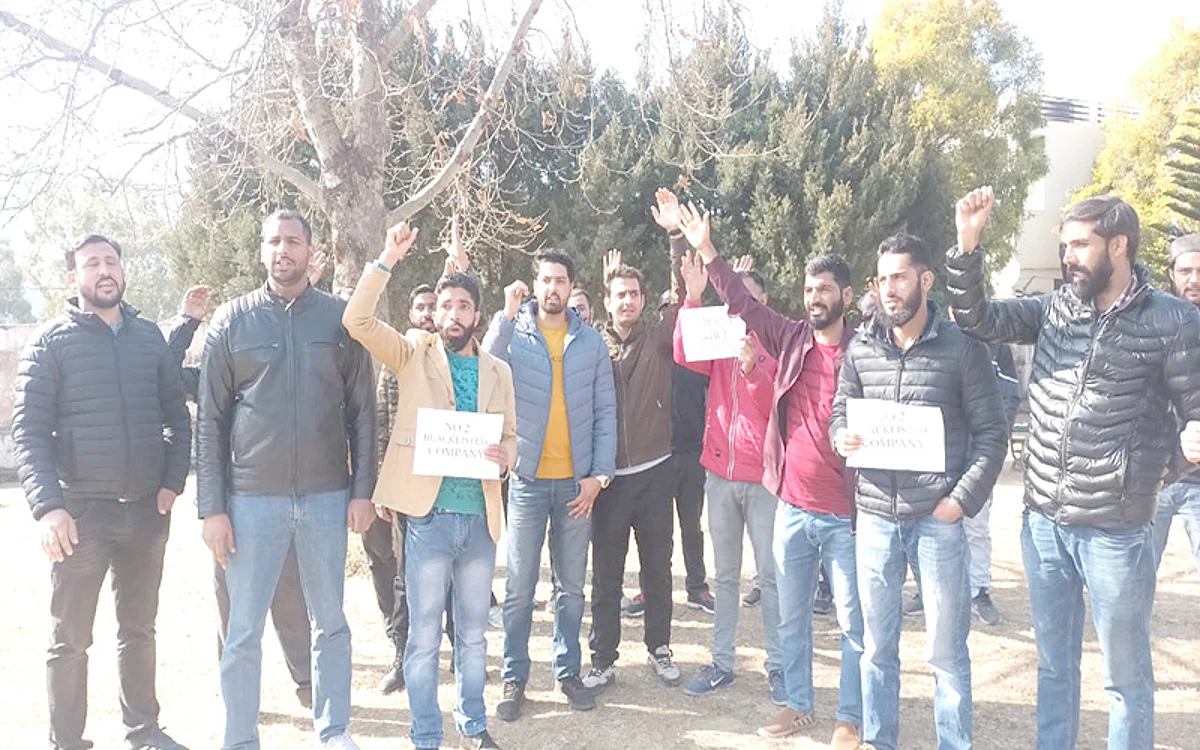 JKSSB aspirants protest against recruitment irregularities