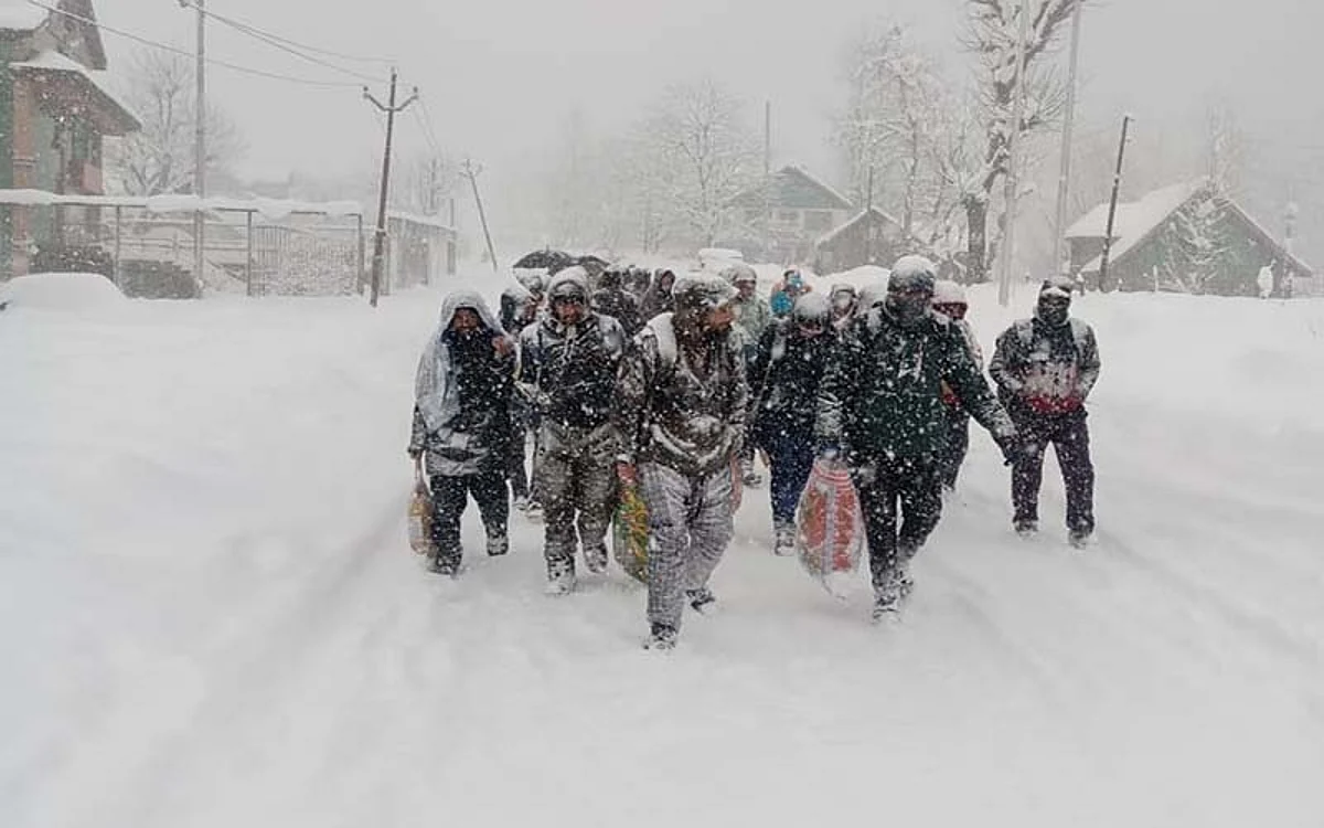 Snowfall affects life in Ganderbal