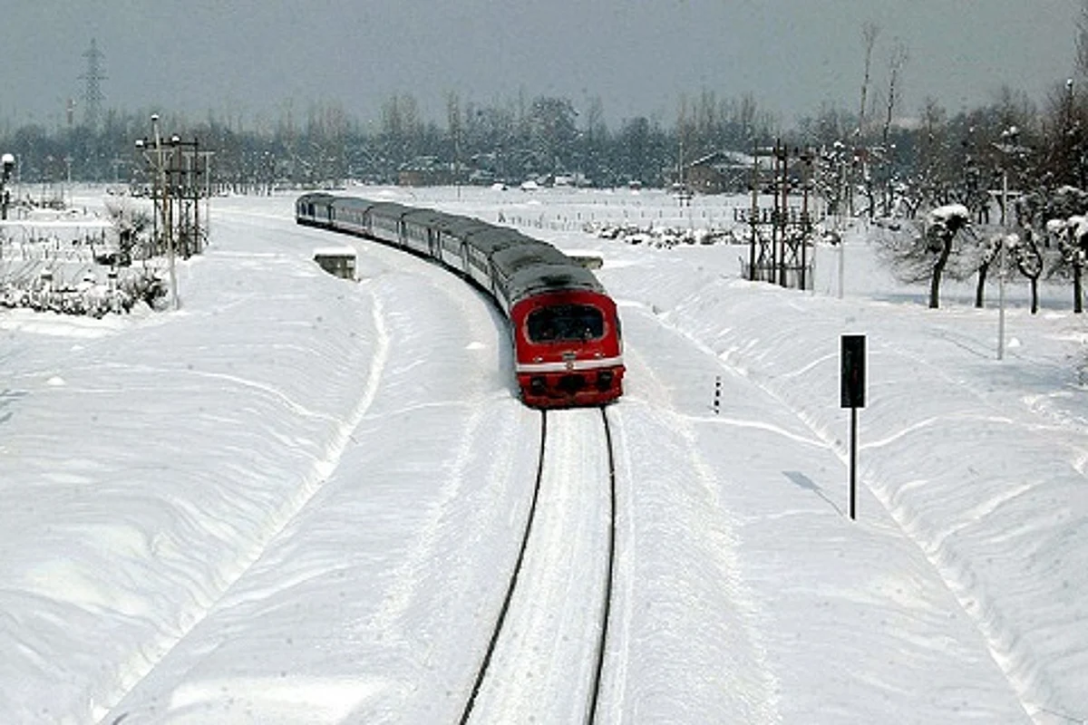 Fresh snowfall shuts highway, disrupts air traffic