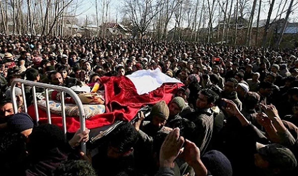 DC Baramulla visits Palhallan, holds public darbar
