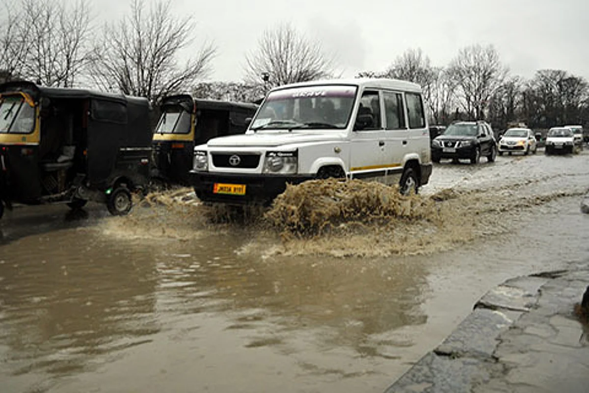 Rains cause water logging across Kupwara, upper reaches witness light snowfall