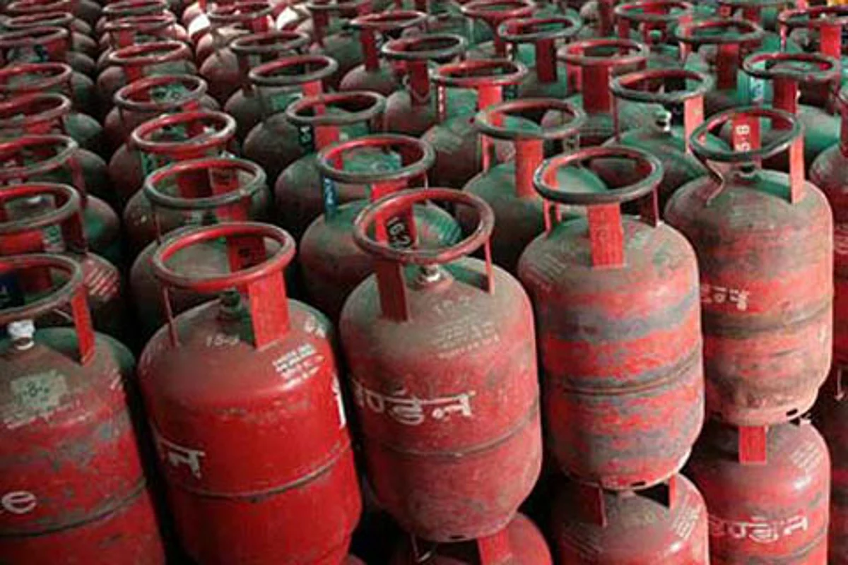 LPG price hiked by Rs 50; crosses Rs 1,000 mark in most places