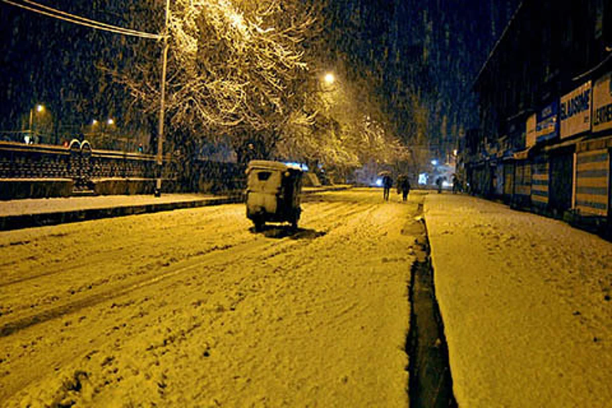 When Srinagar woke up to see snow cleared roads