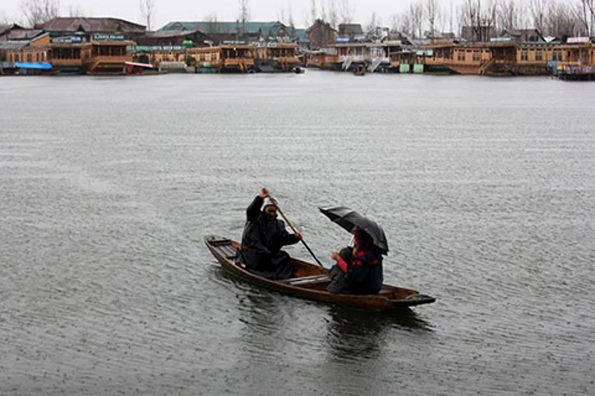 Chill in Kashmir, heat wave elsewhere