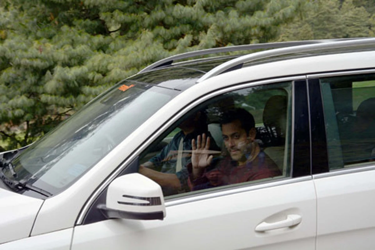 B-Town gives “blockbuster alert” post “Bajrangi Bhaijaan” teaser