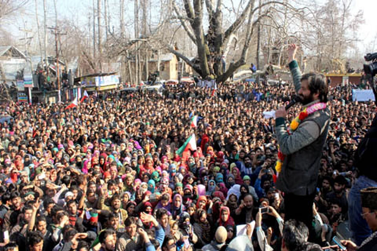 JKLF chief Yasin Malik leads protests in Sopore against civilian killings
