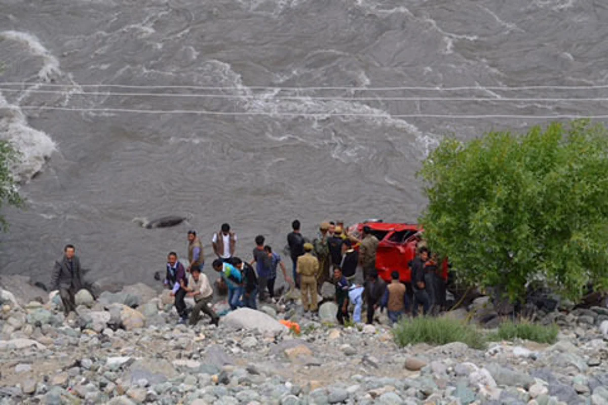 Three injured, one missing as car falls into river in Kargil