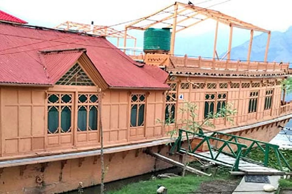 Houseboat sinks in Jhelum