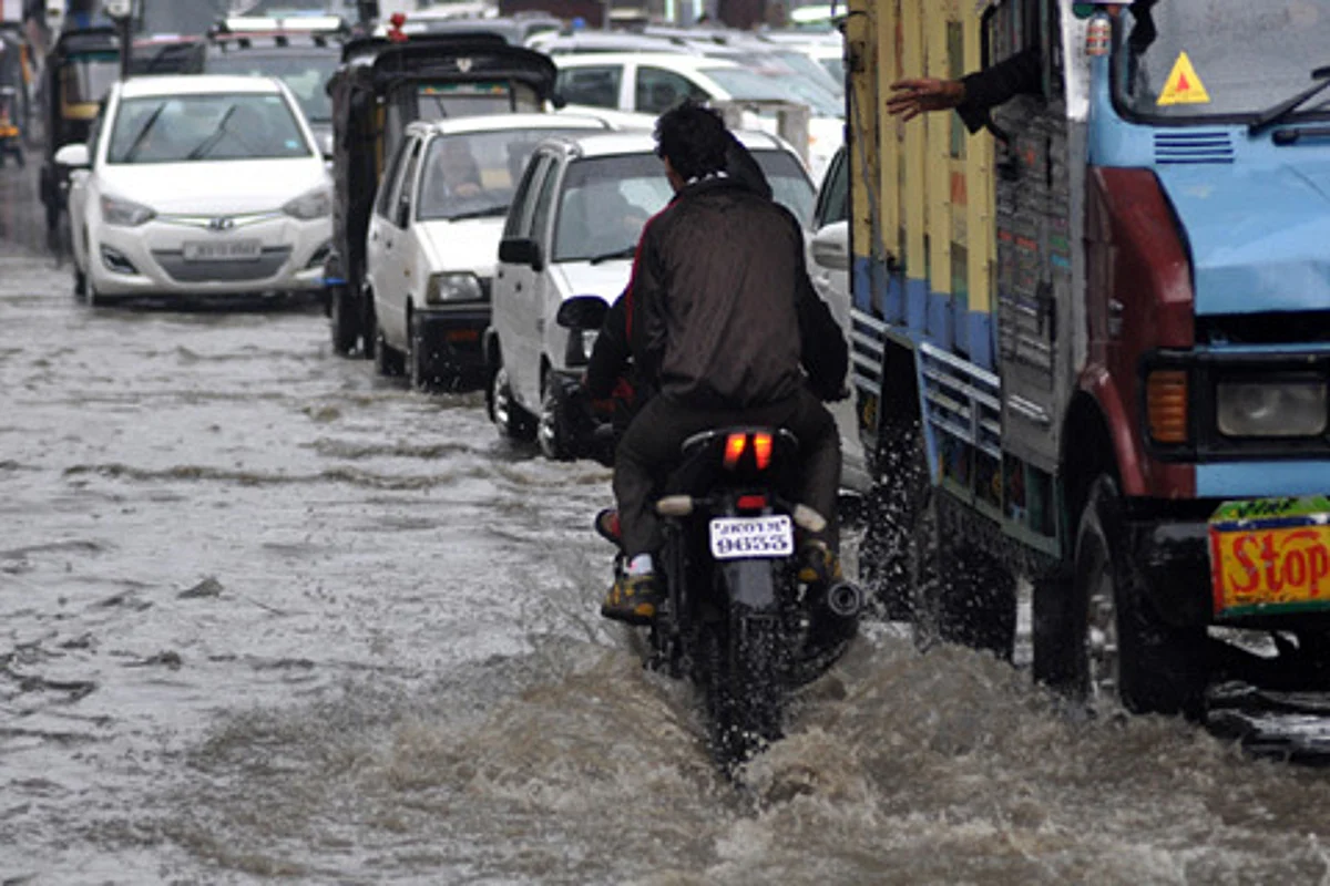 Rains lash Kashmir Valley; drainage system blocked in Srinagar