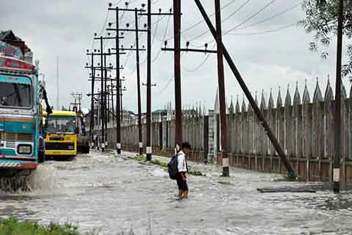 Admin fails to dewater Lal bazaar area