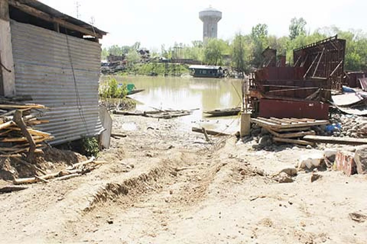 11 months on, authorities sit on strengthening of Jhelum embankments