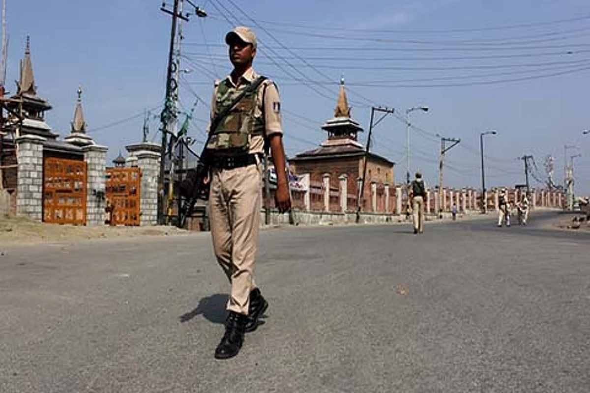 On Pakistan I-Day, Govt imposes curfew-like restrictions in Srinagar