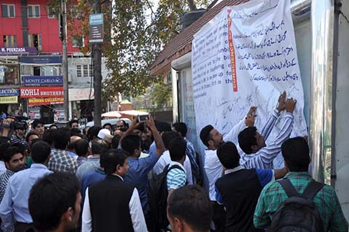 AIP signature campaign reaches Srinagar