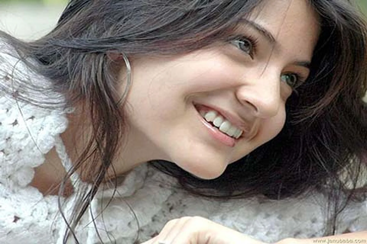 Sari in snow: Anushka takes on true blue filmy style