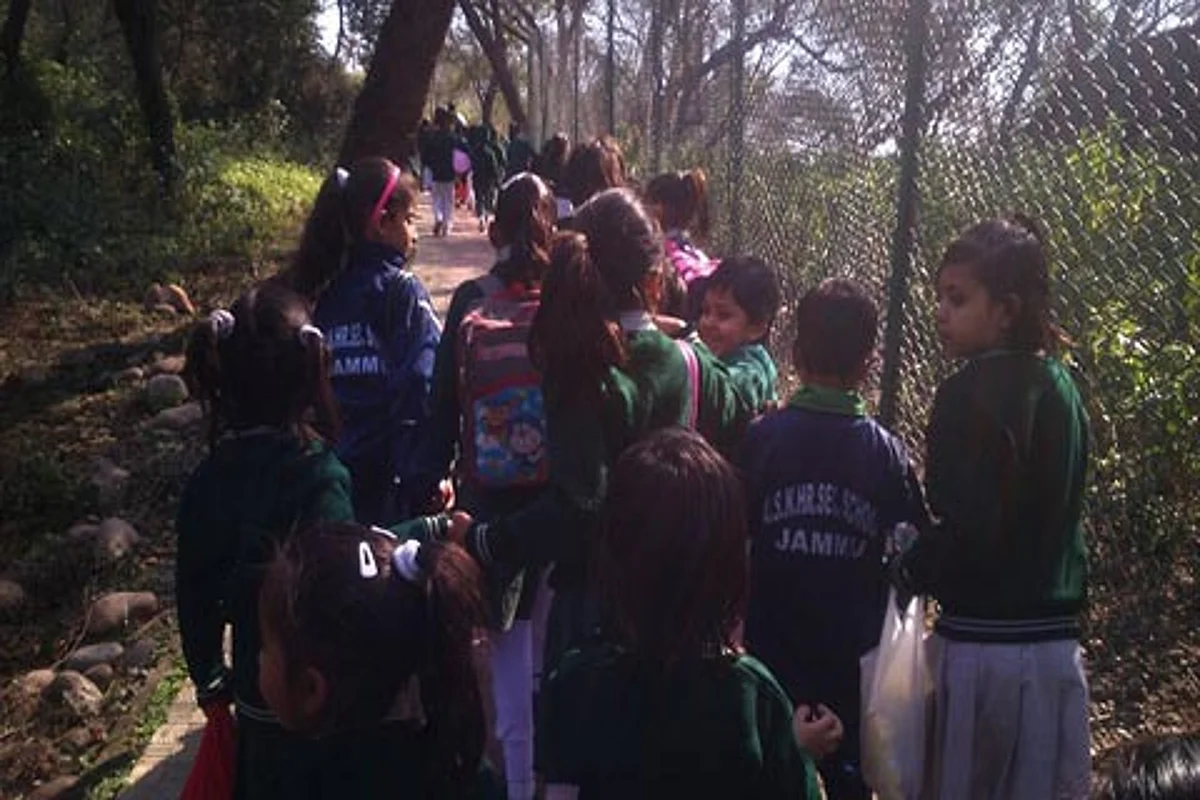 Students visit Manda Zoo, learn ways for Conservation of Wildlife