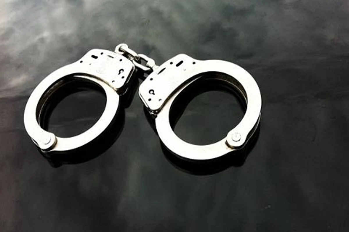 Tea stall owner arrested with illicit liquor in Poonch