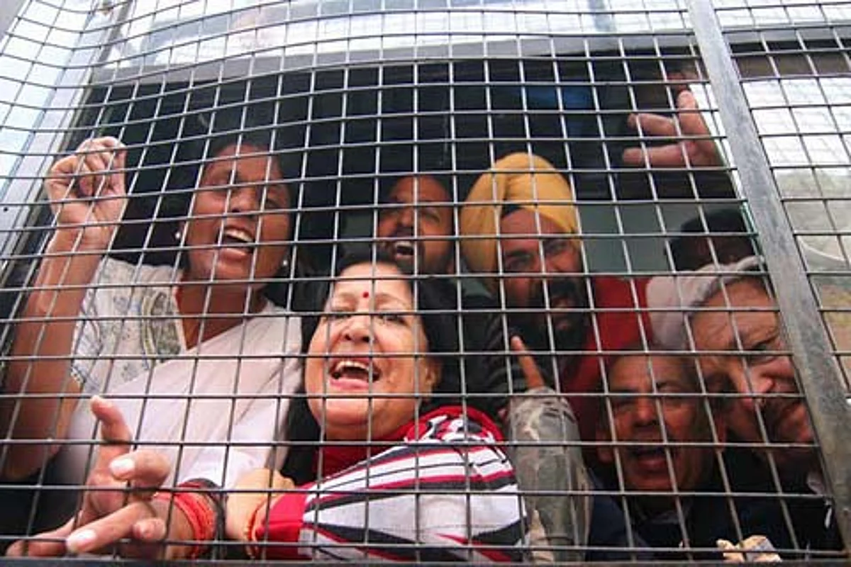 Employees, Cong activists stage protest