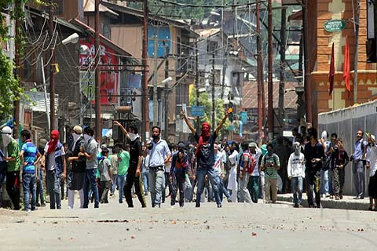 Clashes erupt on Srinagar-Muzaffarabad highway as students protest Gowhar’s killing