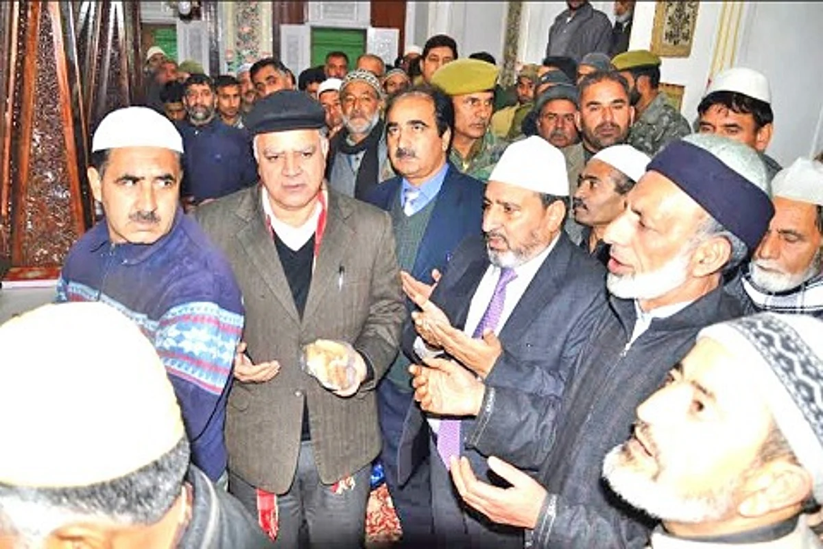 Altaf Bukhari visits Makhdoom Sahib (RA) shine, Reviews arrangements for Urs