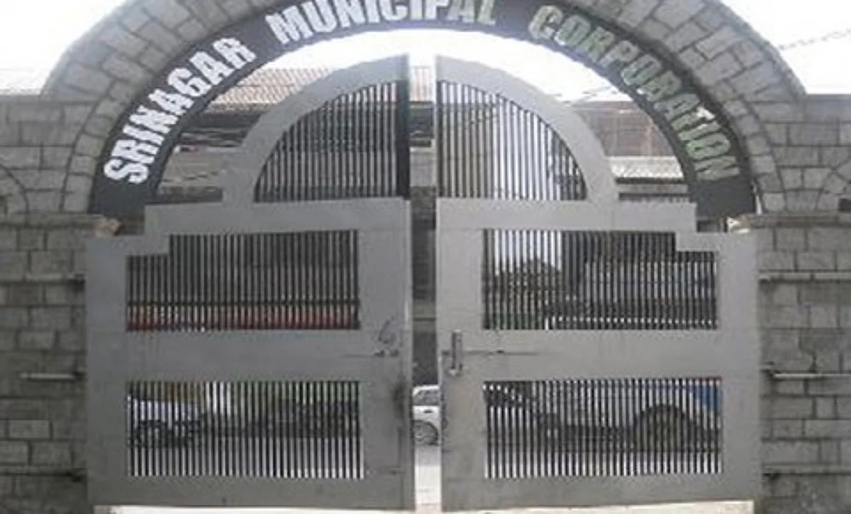 SMC to construct free toilets in city under SBM