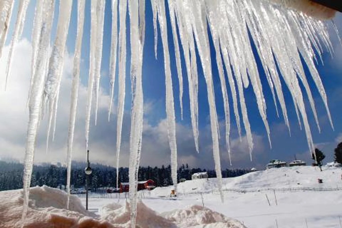 Kashmir shivers as temperature dips