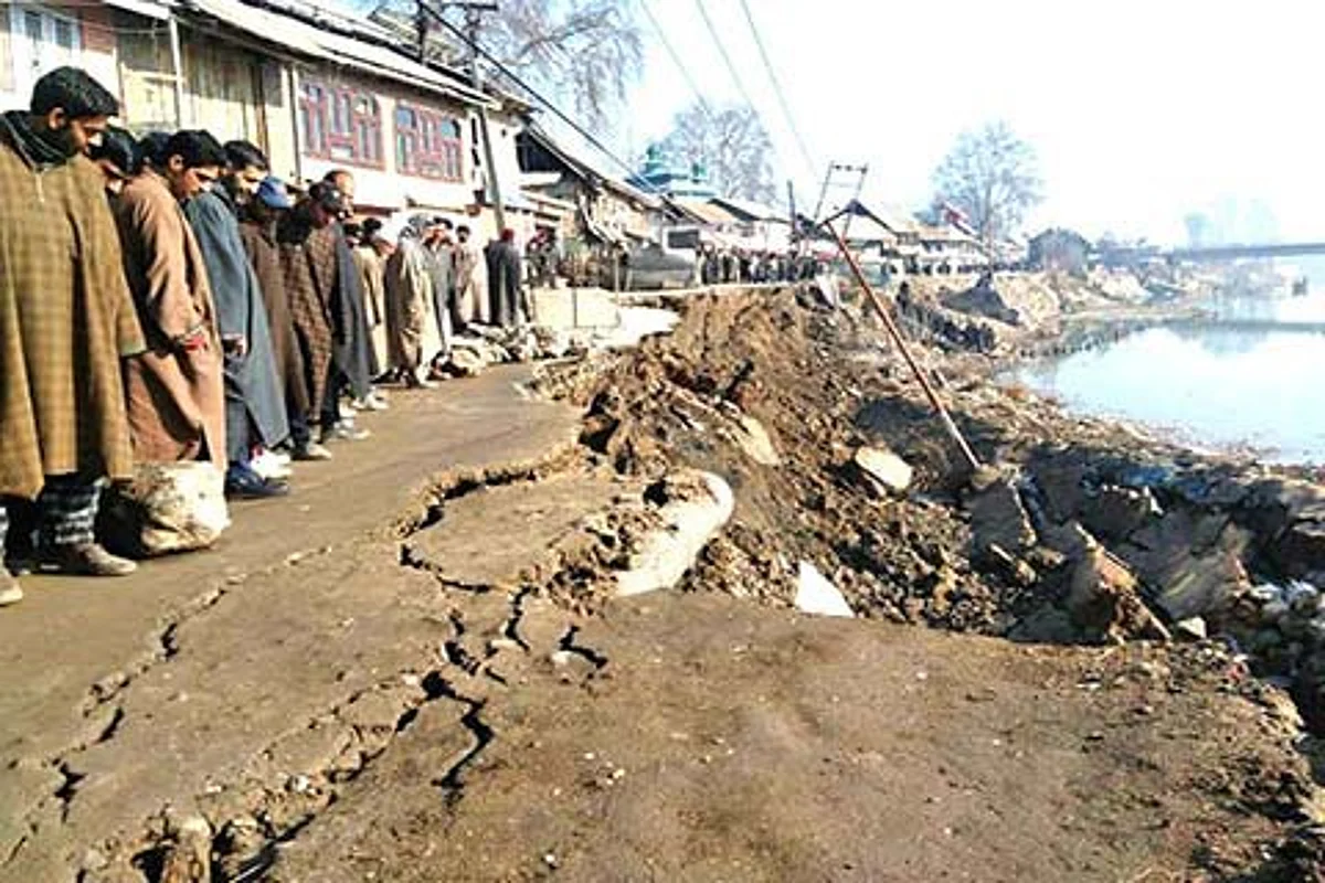 ROAD SINKING CREATES PANIC IN HAJIN