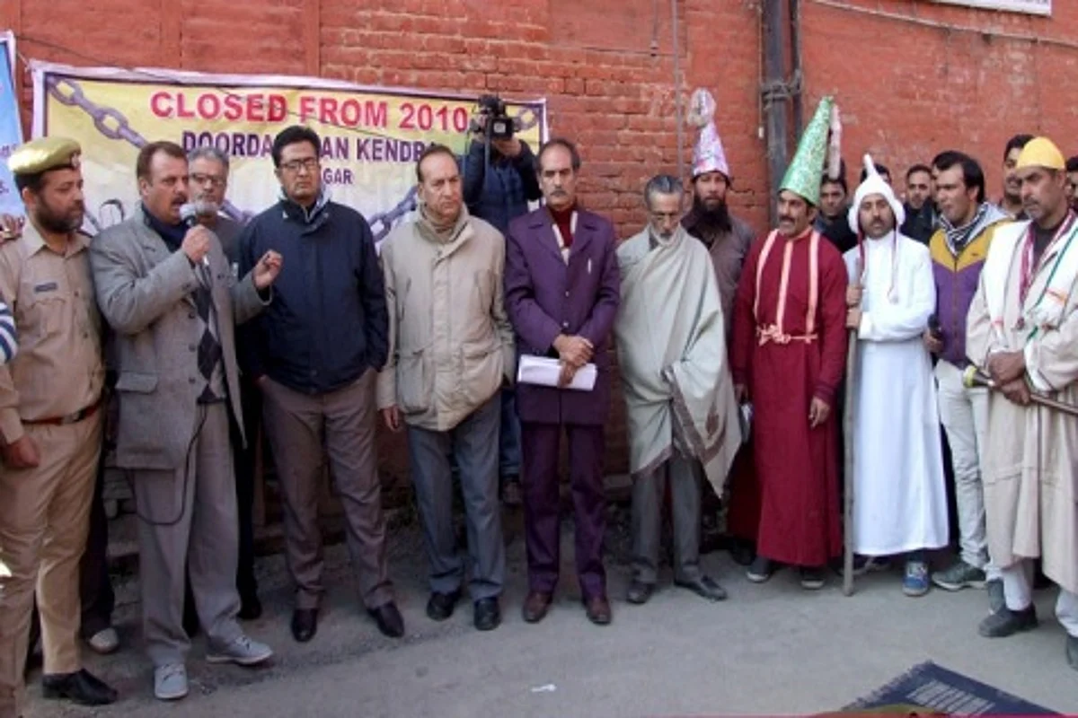 Artists demand better amenities, revival of DD Kashmir