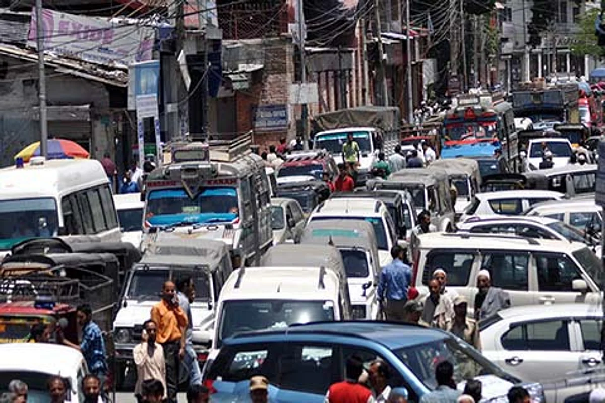 Haphazard passenger vehicles hamper traffic flow
