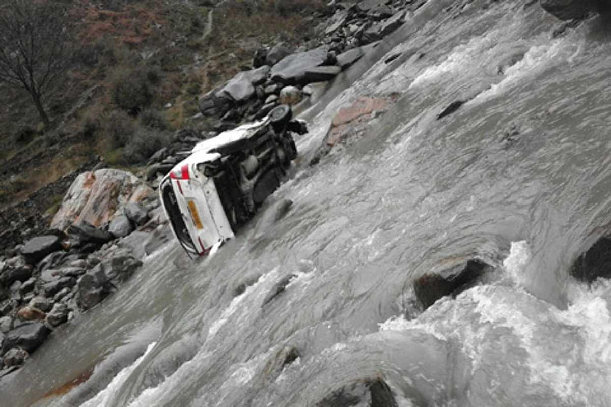 Girl students among eight injured in accident on Srinagar-Jammu highway