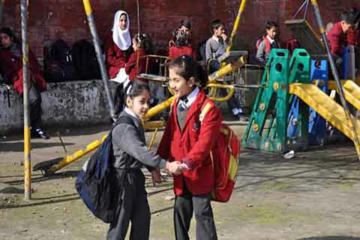 Schools reopen after vacations, teachers welcome students with sweets