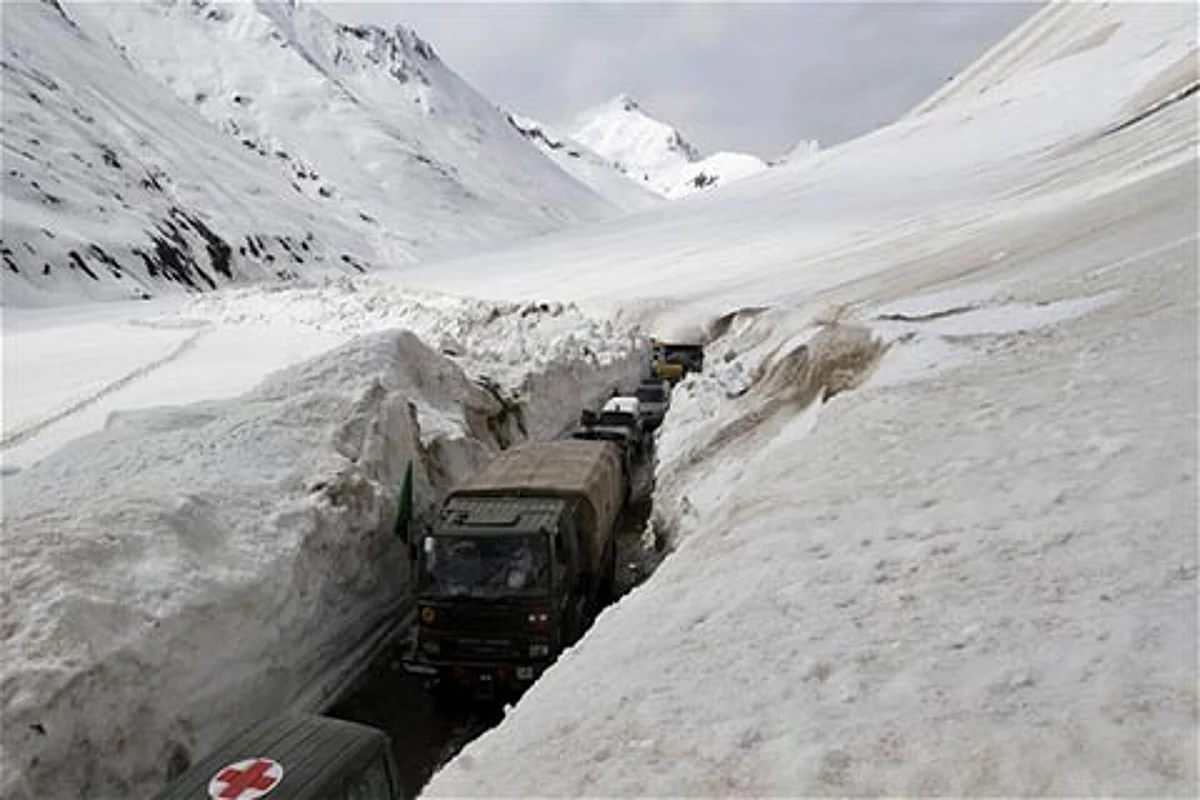 Snow cleared on Sgr-Leh highway
