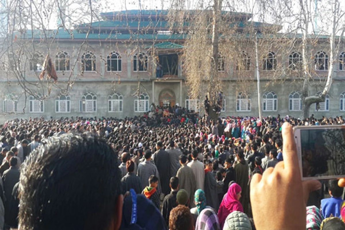 Thousands march towards Qaimoh to attend funeral of slain Hizb militant