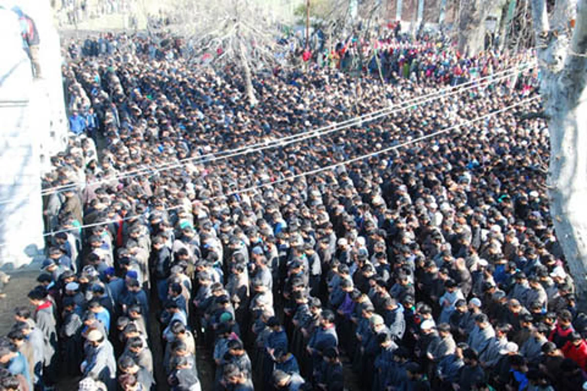 Thousands defy restrictions to attend Hizb militant’s funeral in Kulgam