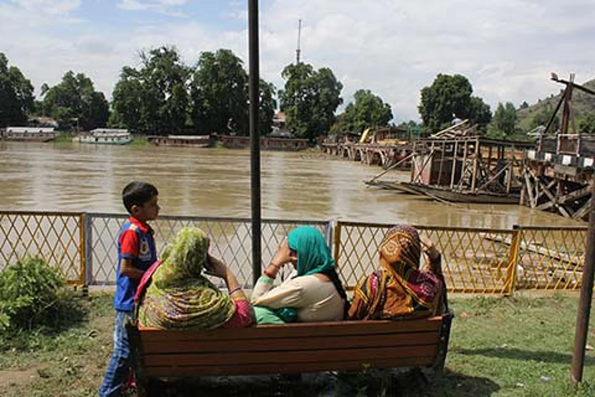 JK releases Rs 458 crore for flood damaged houses