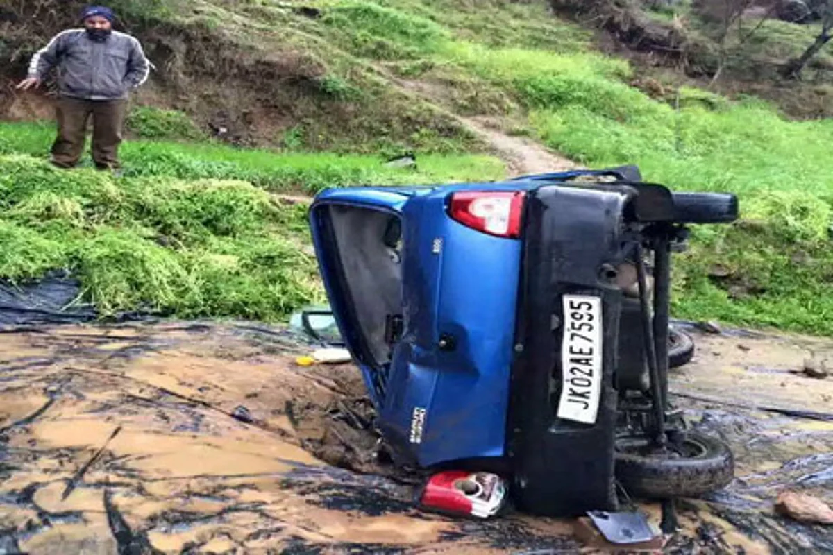 Two injured in road mishap near Doda