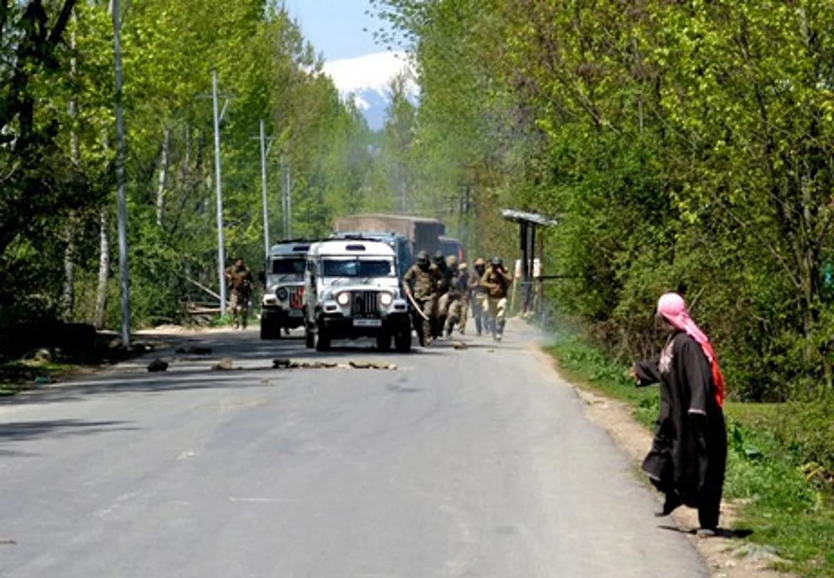 Youth attack CRPF camp with stones in Tral
