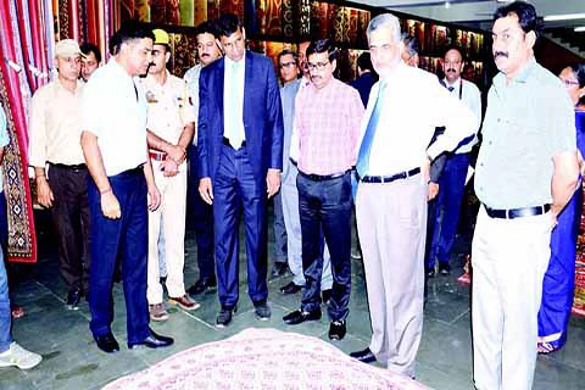Rajan visits carpet manufacturing unit in Jammu