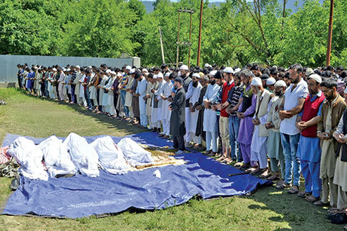 Slain militants laid to rest in Kupwara