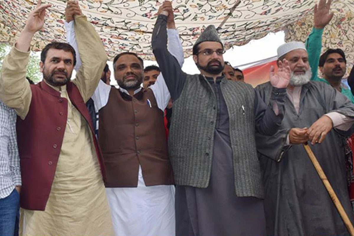 Mirwaiz rallies for support in north Kashmir against Sainik, Pandit colonies