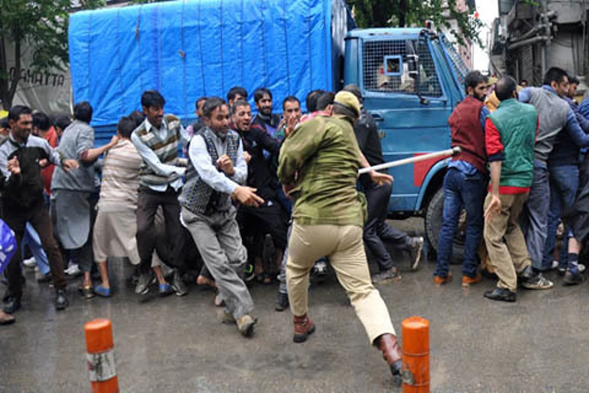 Video: Police baton charge daily wagers in Srinagar