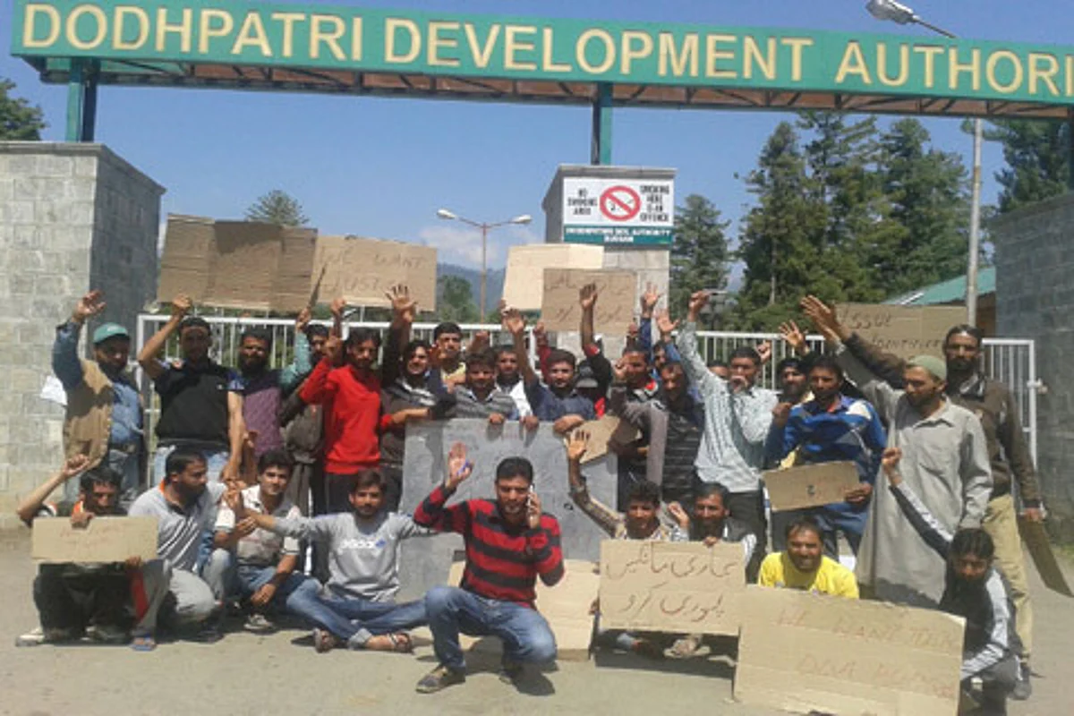Tourists stranded as employees block Doodpathri entry to demand pending wages