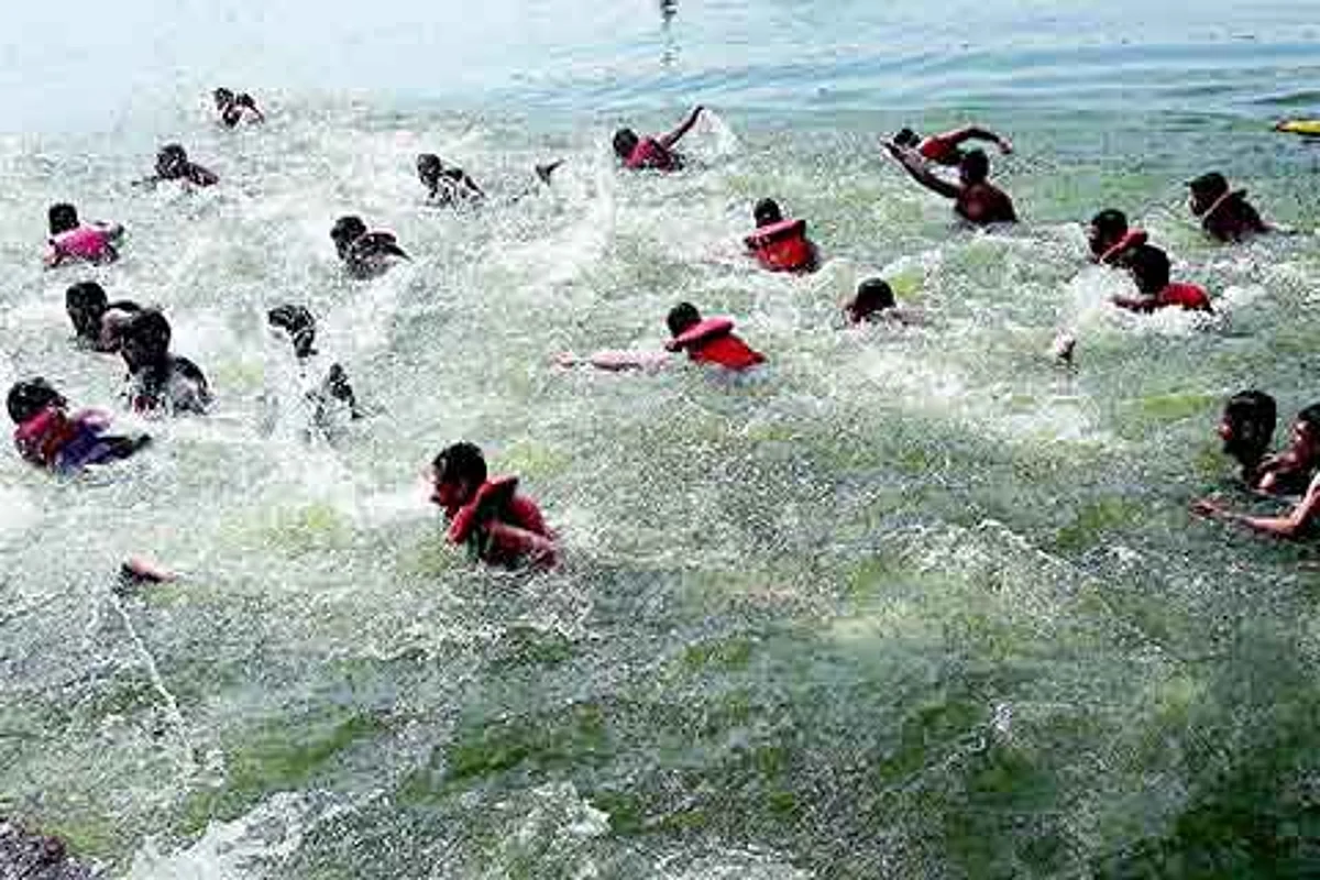 Locals urge admin to prohibit swimming in Nallah Sindh